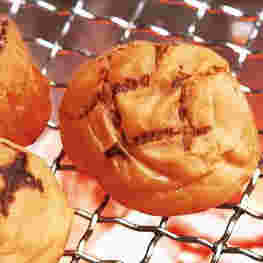 梅干しを焼いているところ