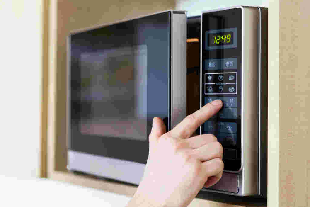 電子レンジで解凍しているイメージ画像