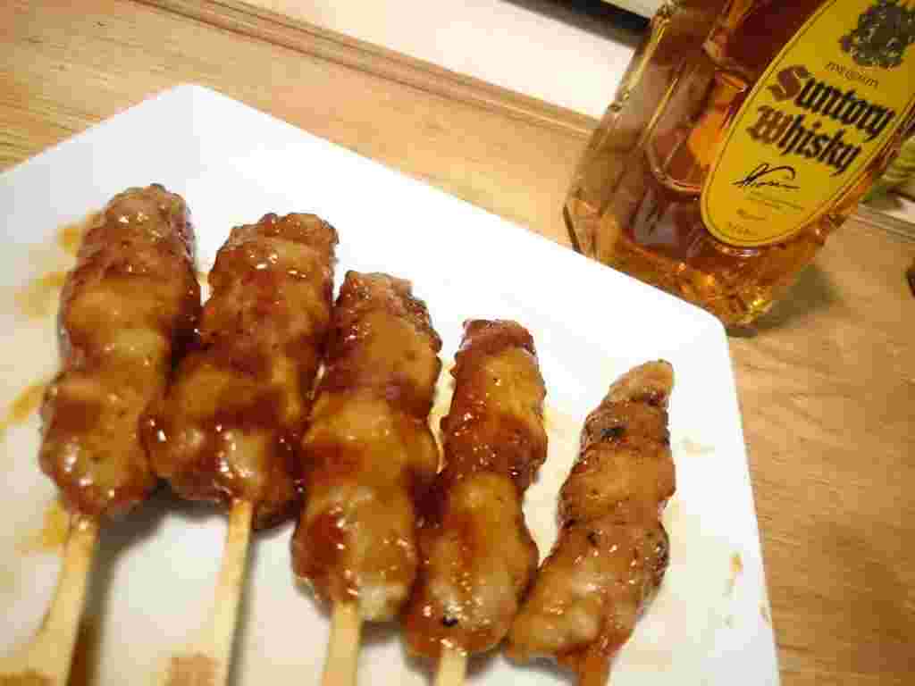 テーブルの上に置かれている焼き鳥とお酒