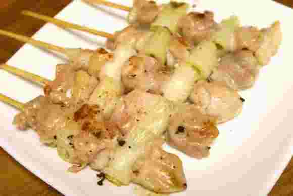 お皿の上に盛られている焼き鳥