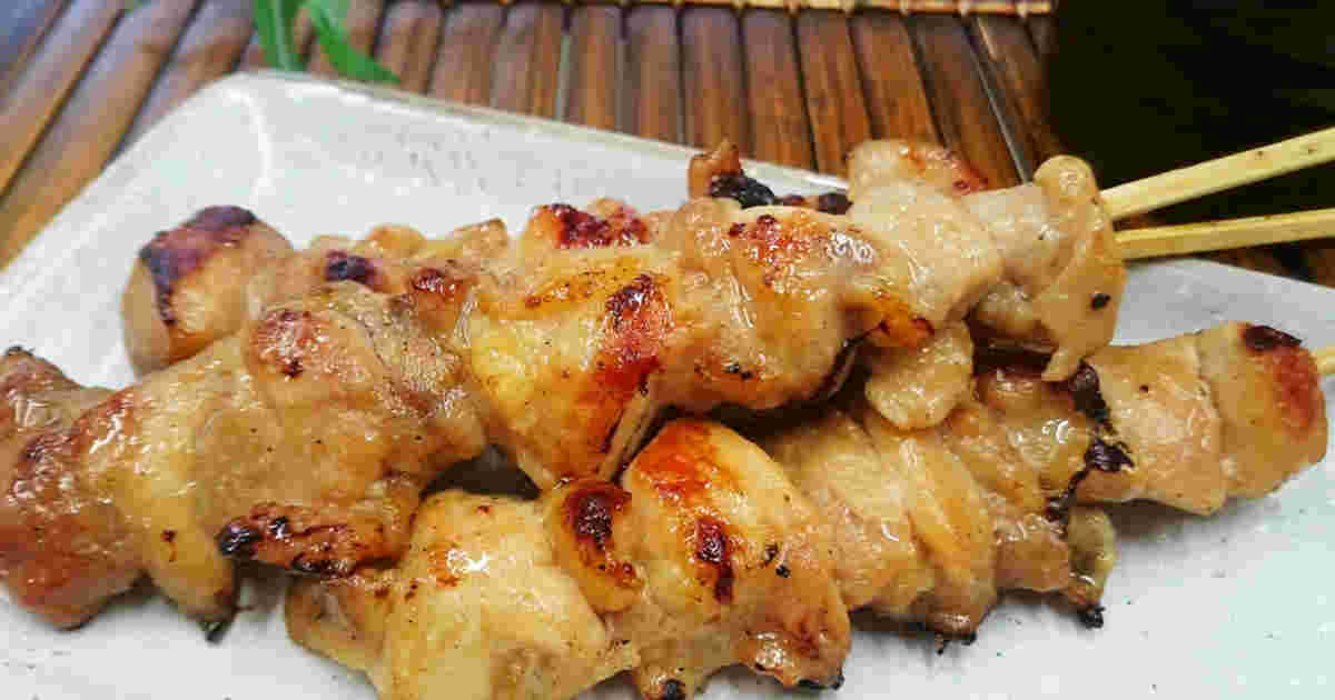 盛りつけされた焼き鳥