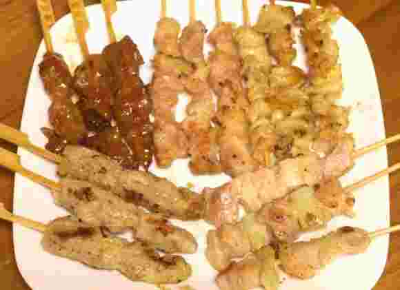 お皿にたくさん盛り付けられた焼き鳥