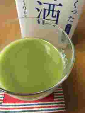 コースターに置かれたグラスに入った抹茶甘酒と甘酒の紙パック