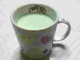 　マグカップに入った1杯の抹茶ジンジャーミルク