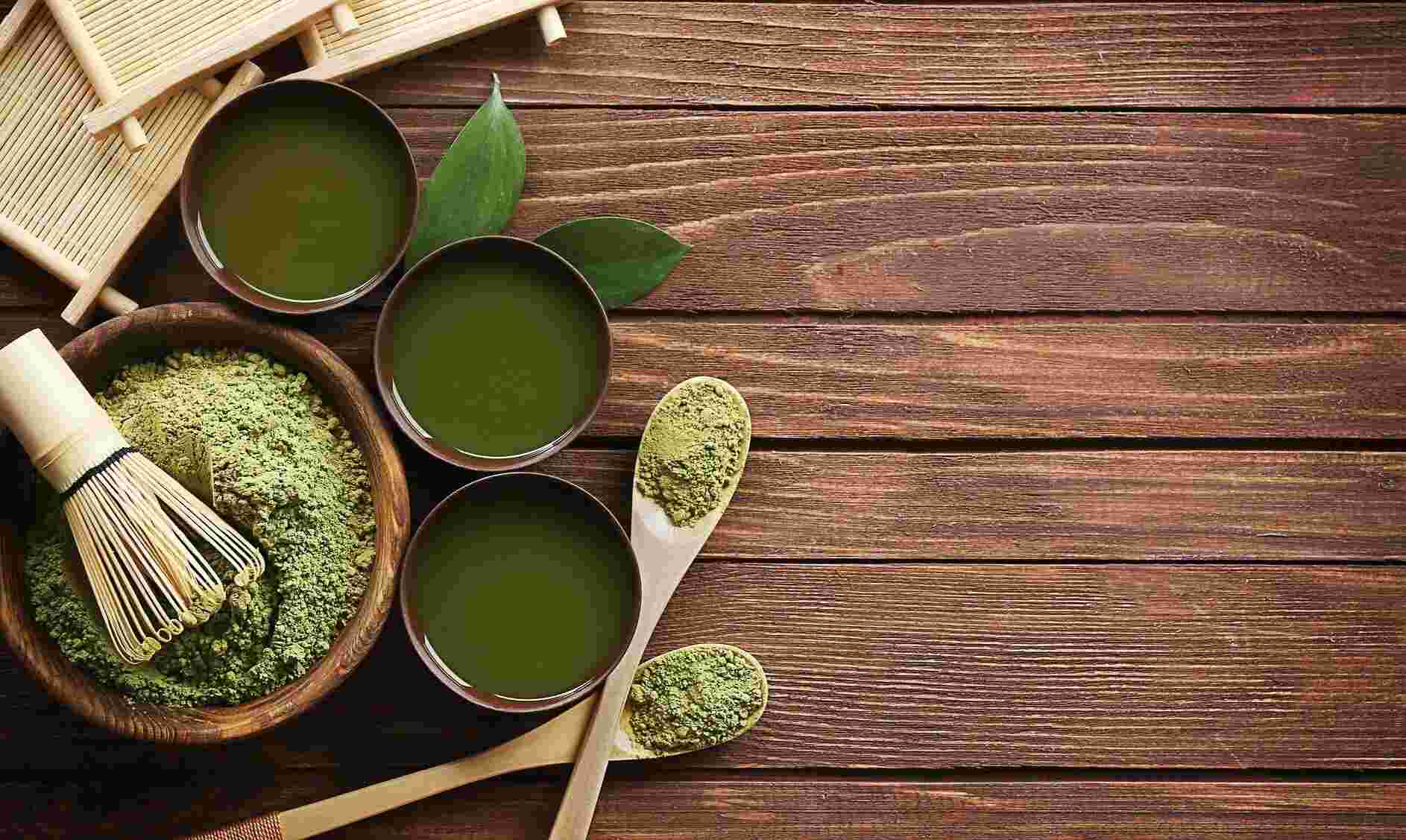 器に入った抹茶の粉とスプーンに入った抹茶の粉と3杯の抹茶