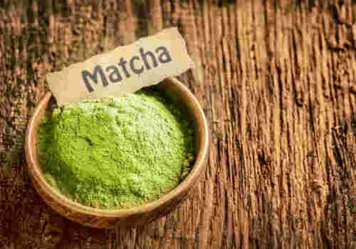 器に入った抹茶の粉と「Matcha」の文字