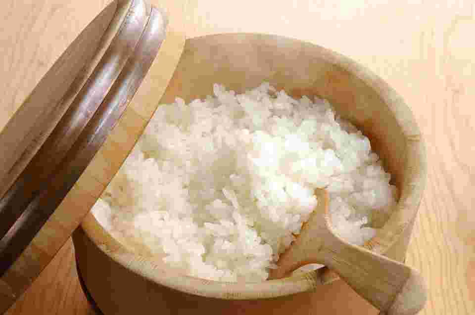 おひつに炊き立てのご飯が盛られている様子