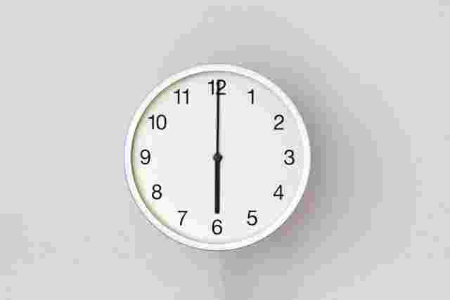 6時を指すシンプルな時計