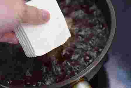 豆腐を高温の油で揚げる