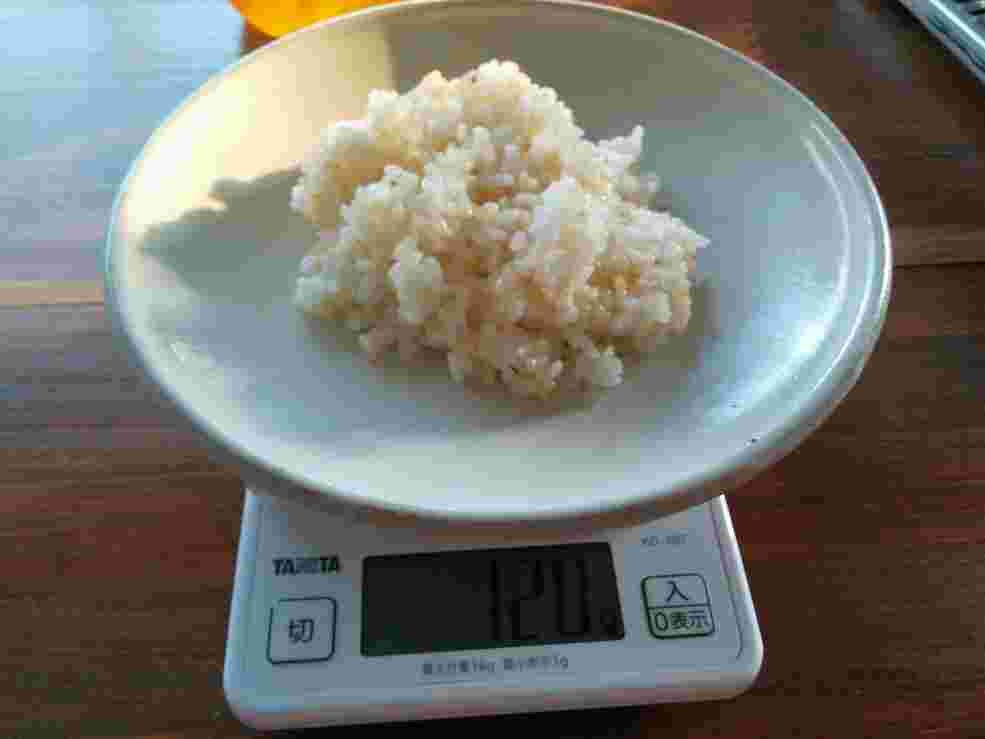 測りにのせた玄米ご飯