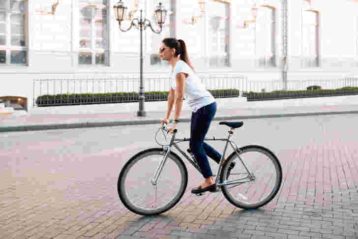 自転車に乗っている女性
