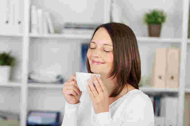 あずき茶を飲む女性