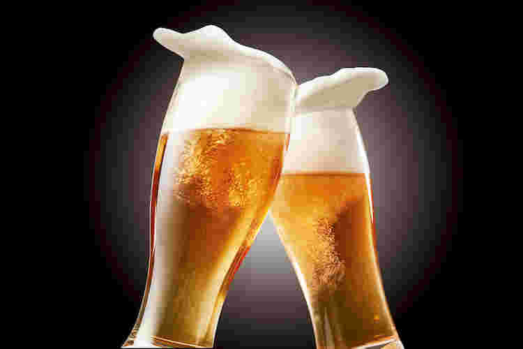 2つのグラスに泡立つビール