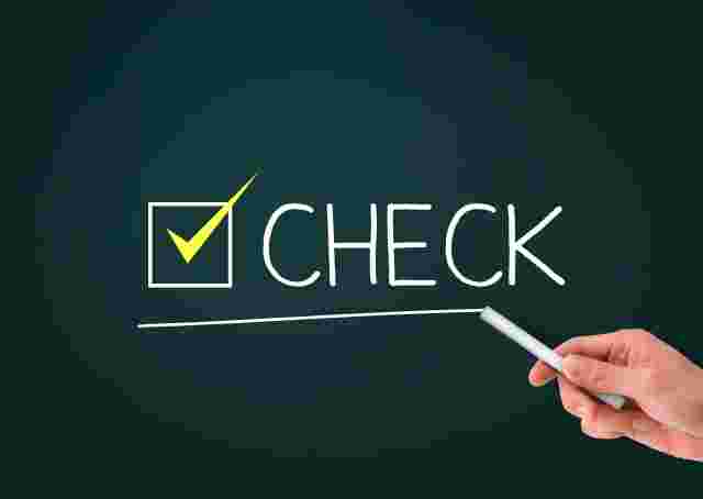 黒板にかいた「CHECK」の文字