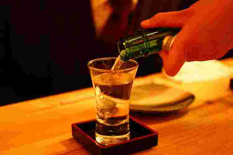 グラスに注がれる日本酒