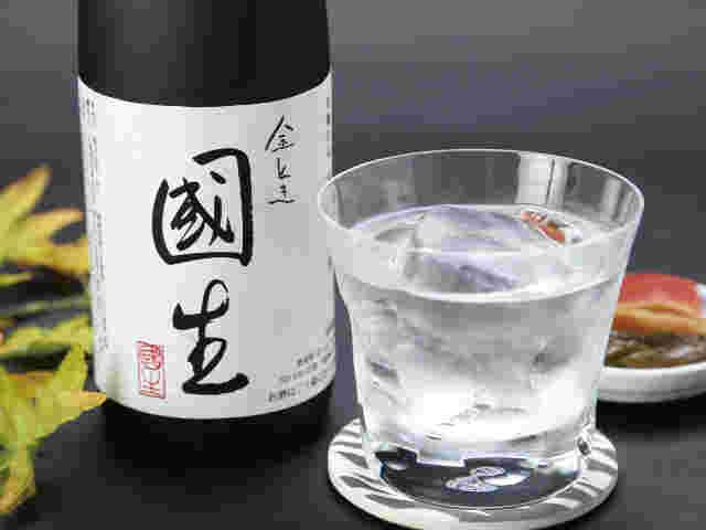 焼酎のボトルとロックグラス