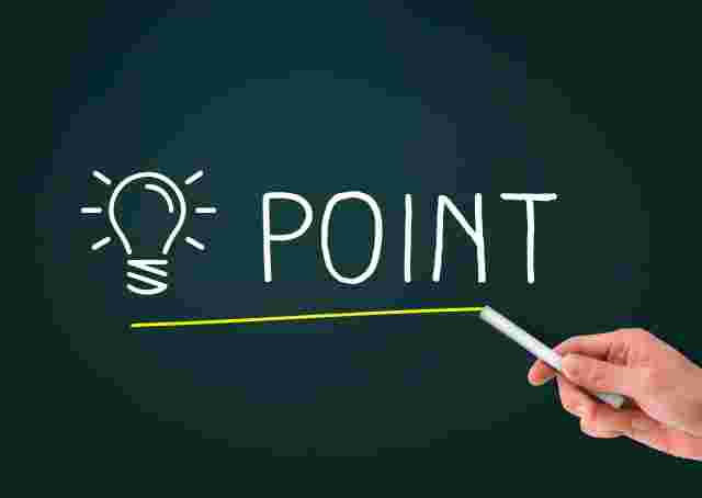 黒板に書かれた電球のイラストと「POINT」の文字