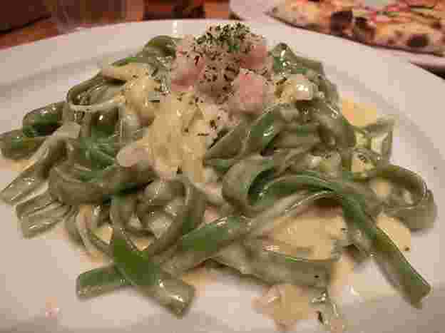 ほうれん草入りの生パスタを皿に盛った完成品