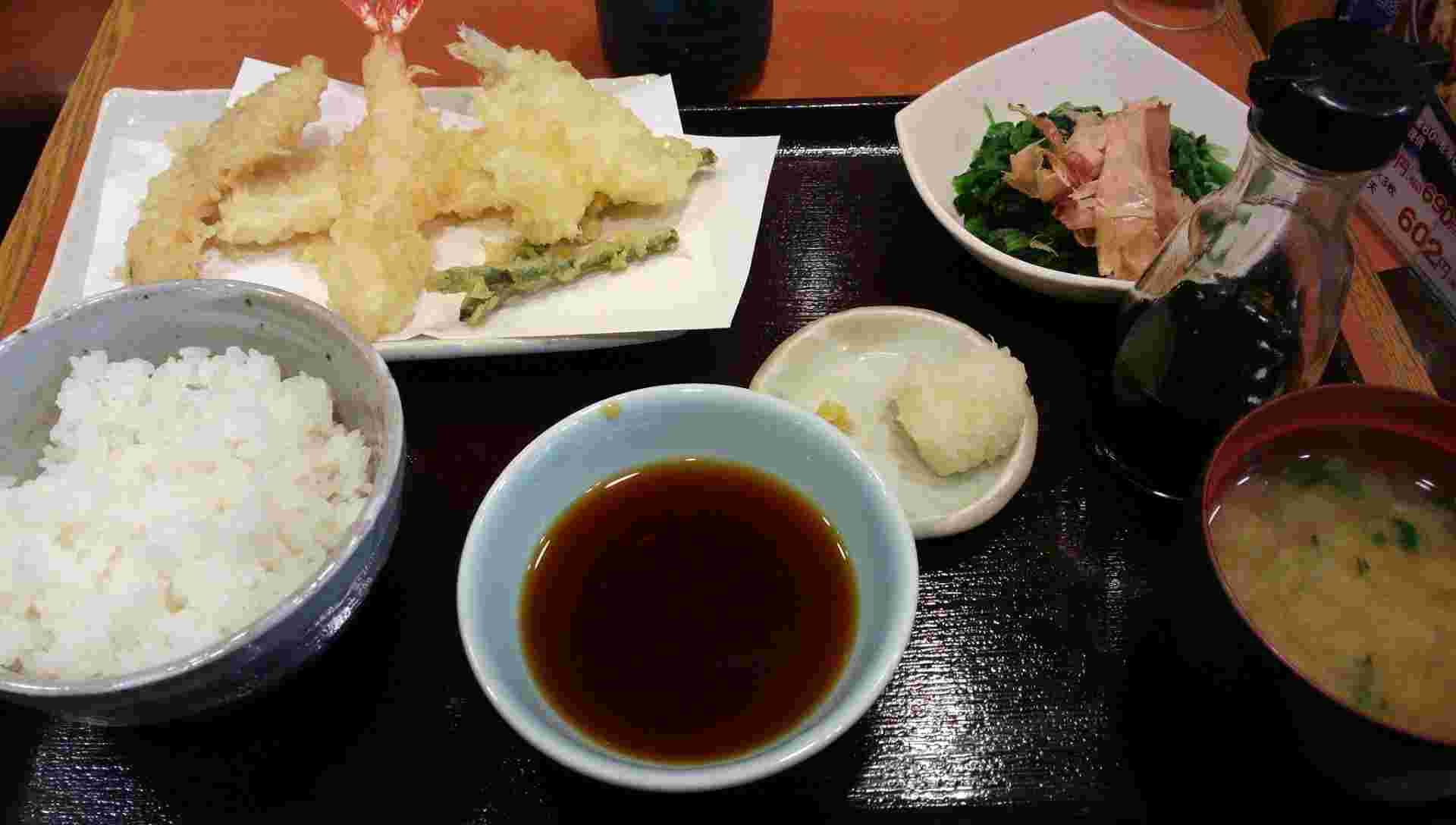 天ぷらとご飯、味噌汁と野菜がセットになった定食