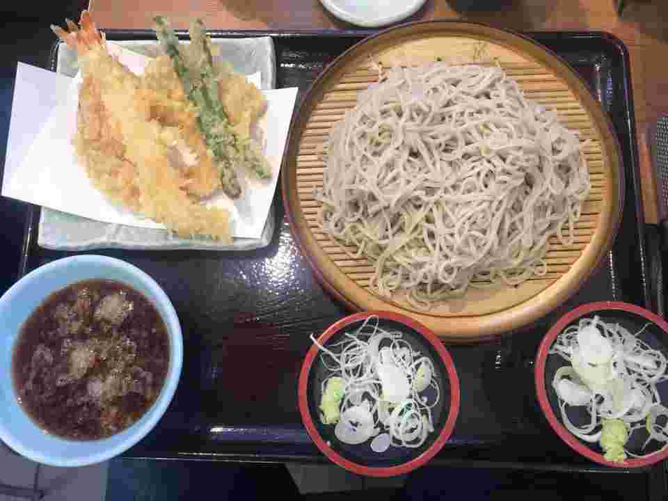 そばと天ぷらがセットになったメニュー