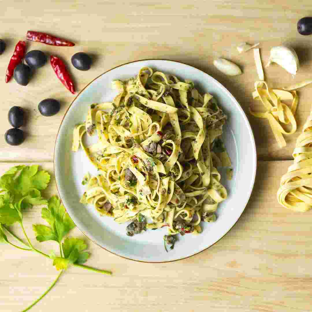 タリアテッレを使ったパスタを皿に盛った完成品