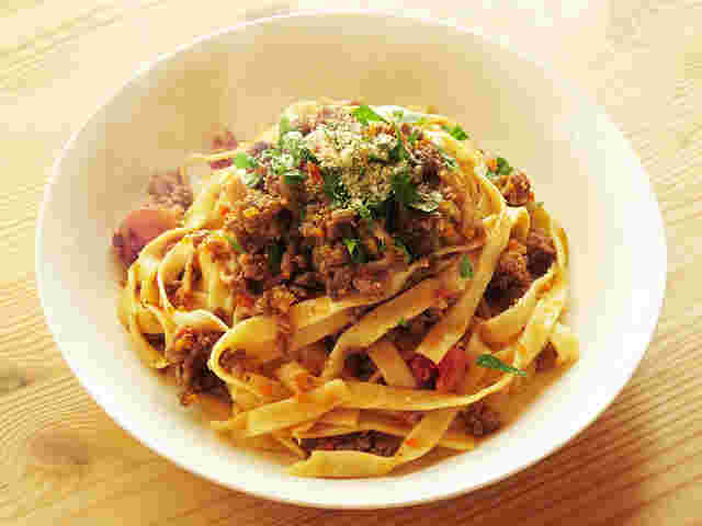 タリアテッレのボロネーゼパスタを白い皿に盛った完成品