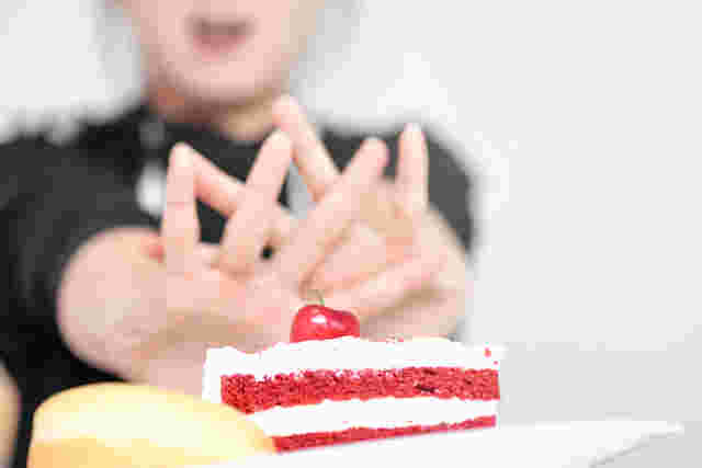 ケーキを我慢している女性