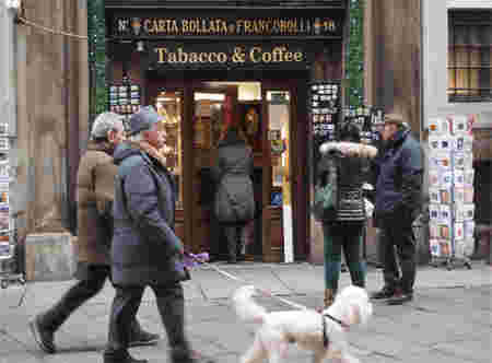 イタリアの町を犬と散歩する老人