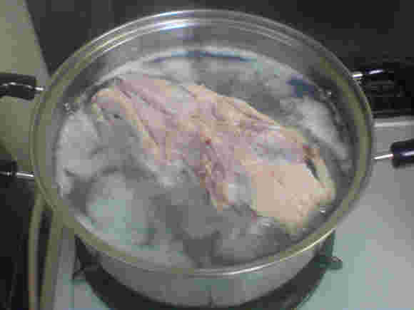 鶏ガラでスープを作ってる