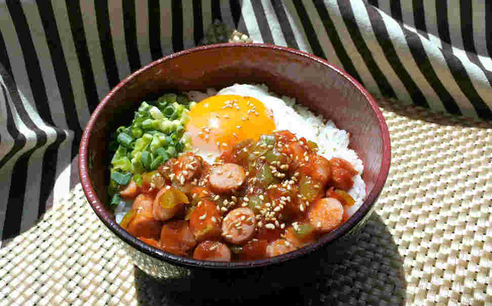 具材いっぱいのウインナー丼の様子