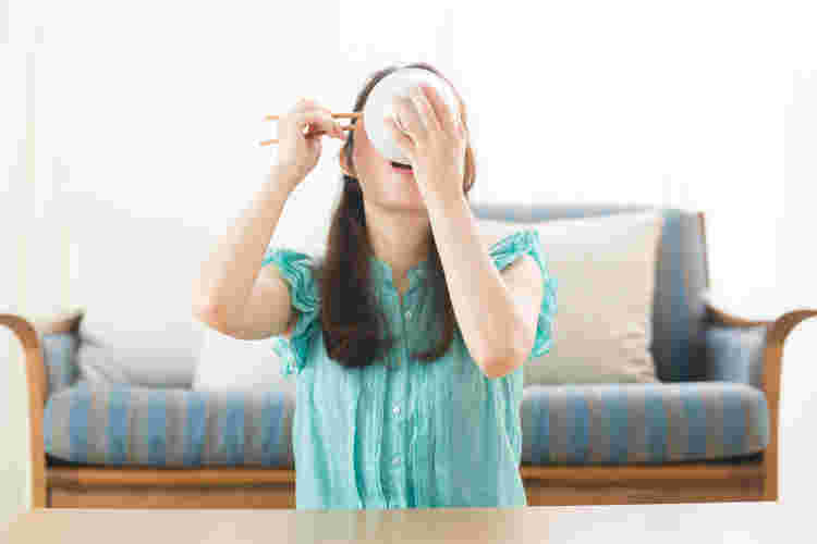 ご飯をかっ食らう食欲旺盛な女性