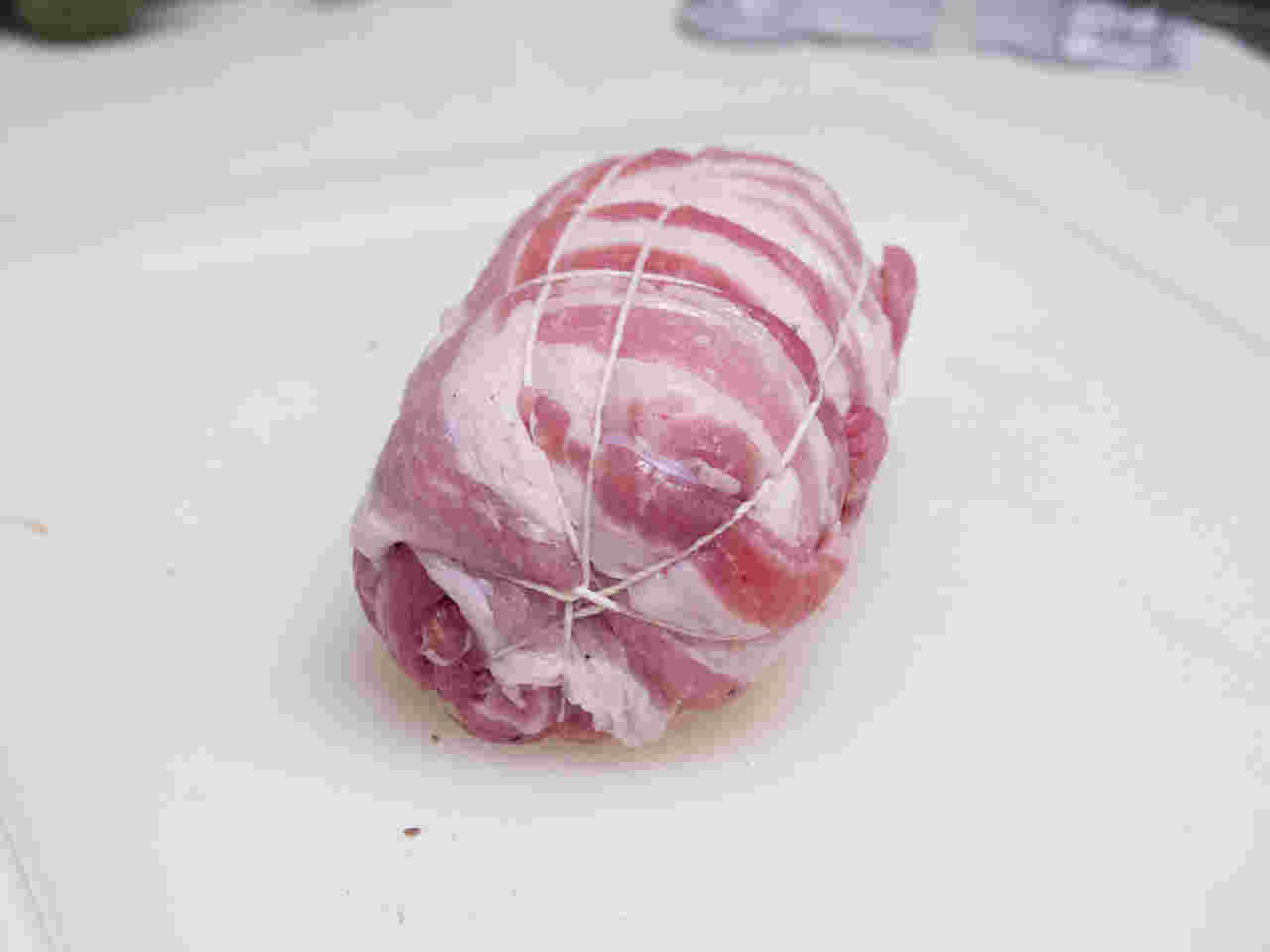 豚バラのかたまりを紐で結ぶ