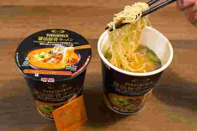 カップ麺を食べる画像