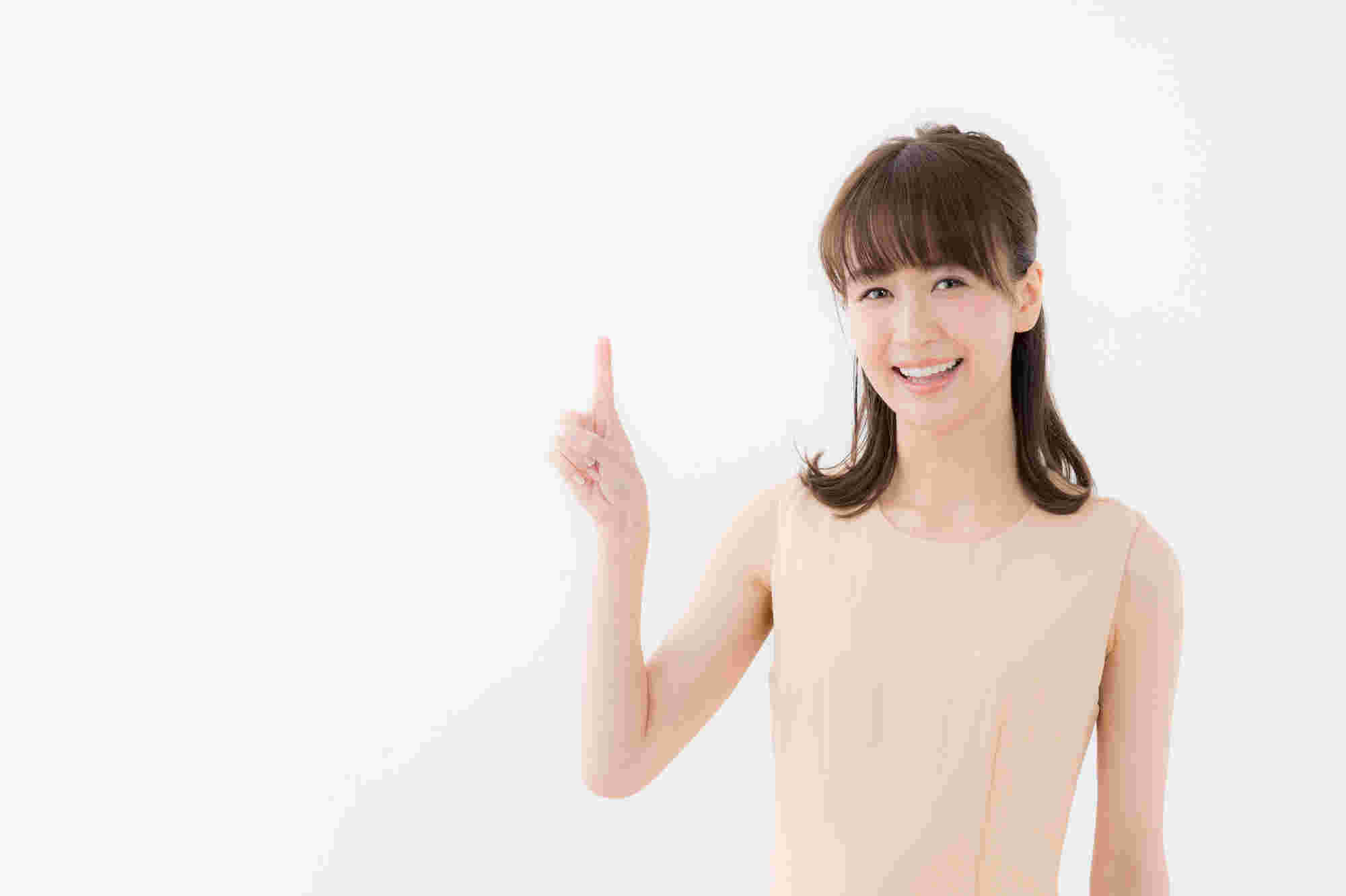 人差し指でポイントを指す女性