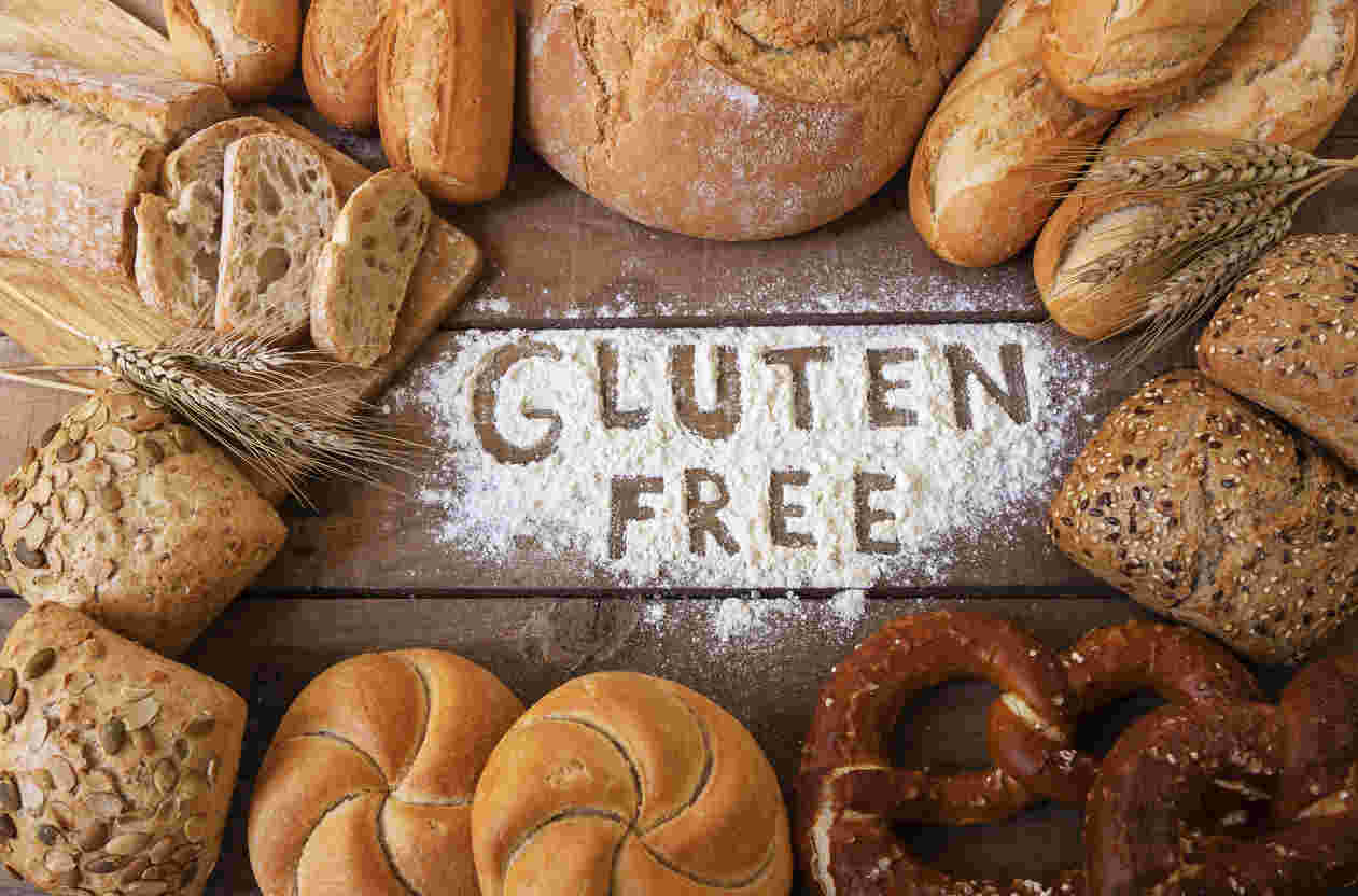さまざまなパンと小麦粉に描かれた「GLUTEN FREE」の文字