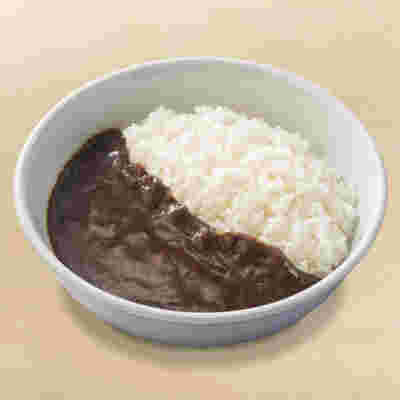 皿に入った黒カレー。