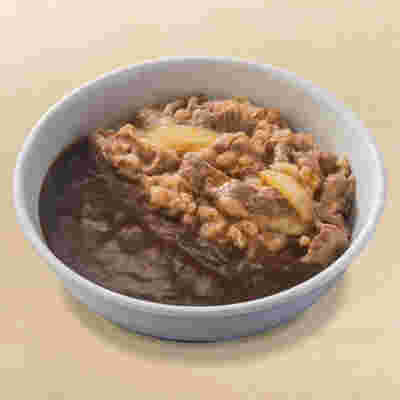 皿に入った牛肉の黒カレー。