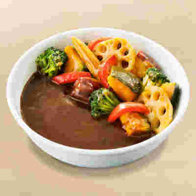 皿に入った季節限定のベジ黒カレー。