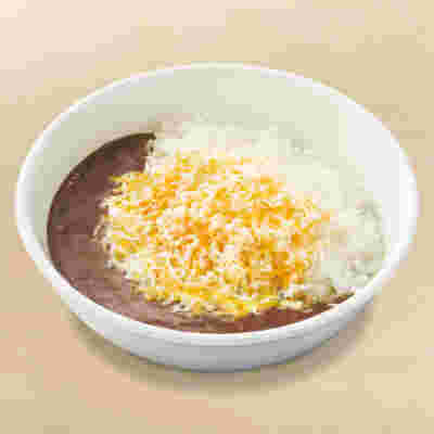 真っ白な皿に入ったチーズ黒カレー。