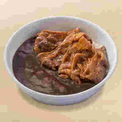 真っ白な皿に入った美味しそうなカルビ入りの黒カレー。