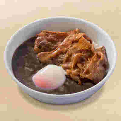 美味しそうにカルビ＋半熟玉子黒カレーが入っているところ。