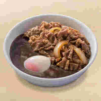 牛肉と半熟玉子黒カレーが白い器に入っているところ。