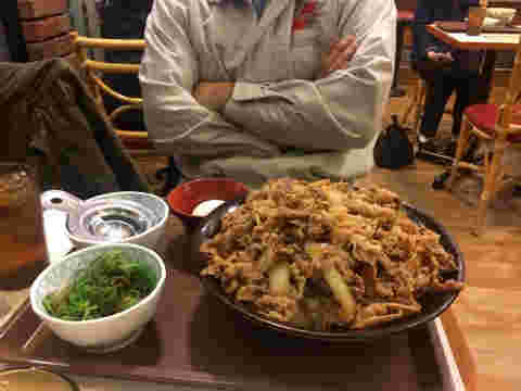 すき家のキング牛丼に挑戦する男性
