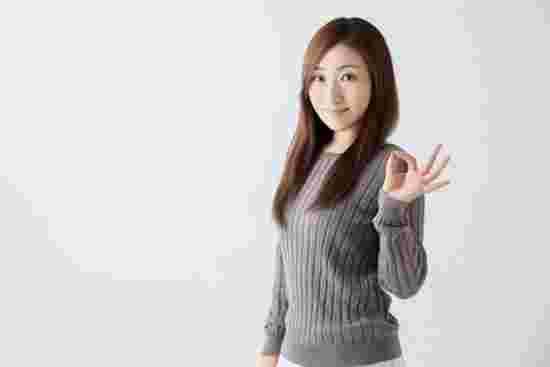OKサインを出す笑顔の女性