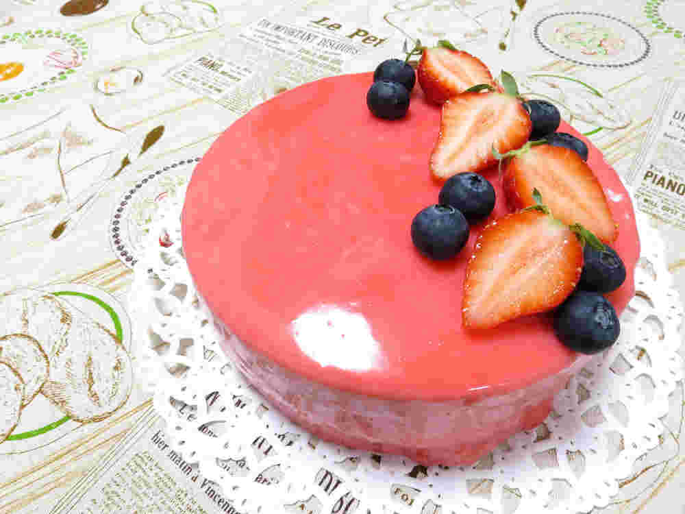 ピンク色で綺麗にグラサージュされたミラーケーキ