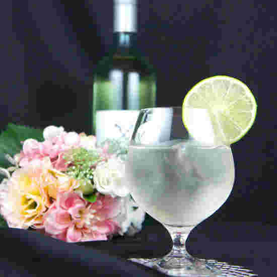 花束とライムが飾られた1杯のスプリッツァー