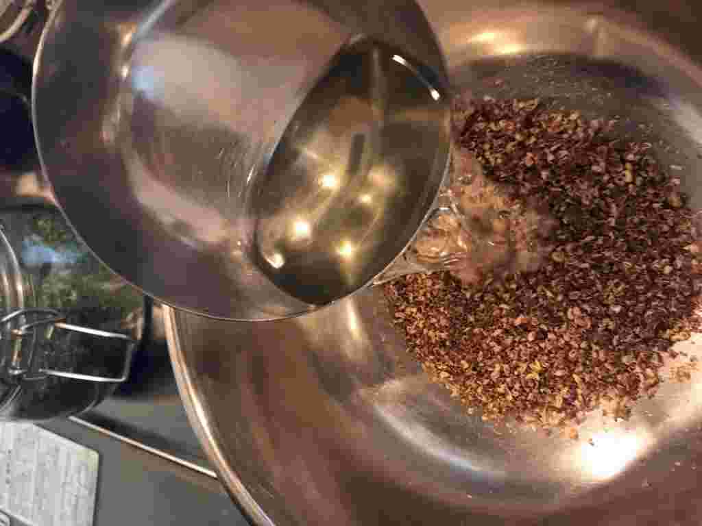 中華鍋で花椒油を作っている様子