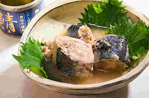 市販されている鯖缶を器にあけた様子