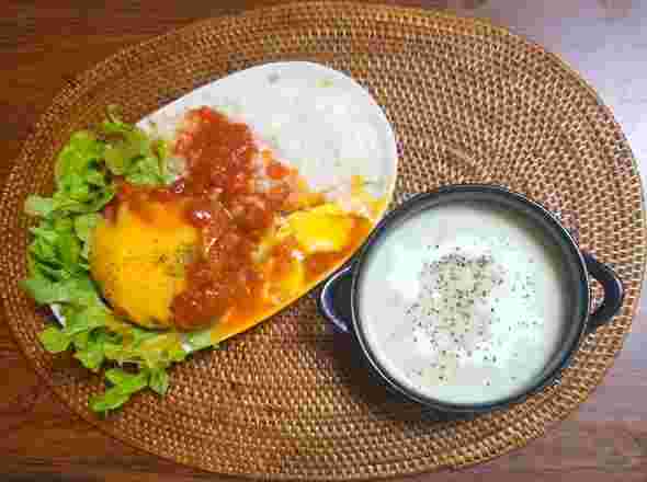 チリトマトソースのロコモコプレート