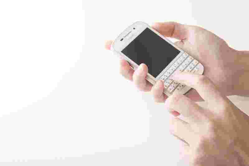スマホを触る画像